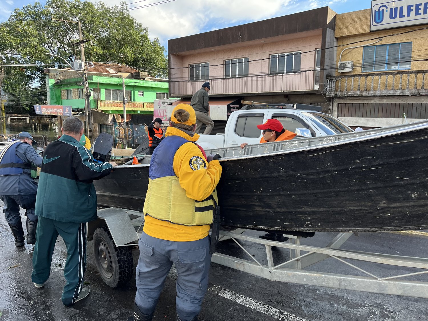 Scientologický dobrovolný duchovní pomáhá připravit loď na dodávku zásob obětem povodní ve státě Rio Grande do Sul v Brazílii