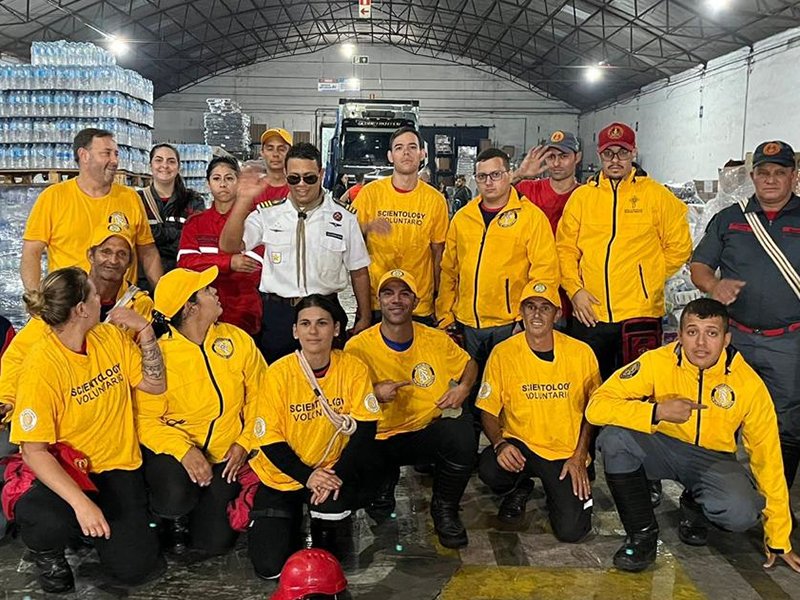 Dobrovolní duchovní pracující ve skladu, aby organizovali zásoby a vybavení, které mají být dodány pátracím a záchranným týmům a obětem katastrof.